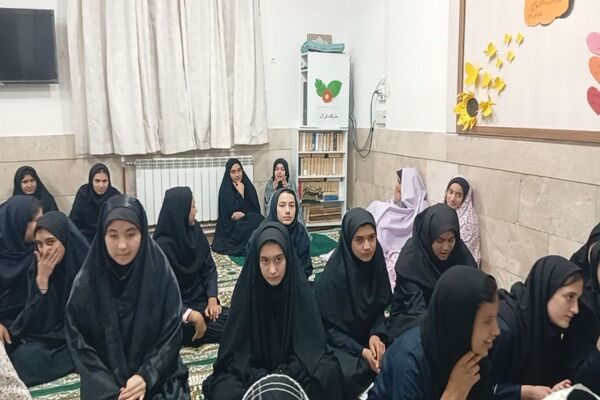 جلسه هفتگی توسل به آقا امام زمان (عج) در خوابگاه دخترانه شهید مجید دهنوی 