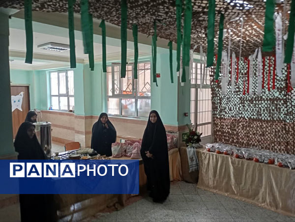 جلوه‌هایی از انس و ارادت دختران دانش‌آموز مدرسه انقلاب اسلامی۲ قم به شهیدان