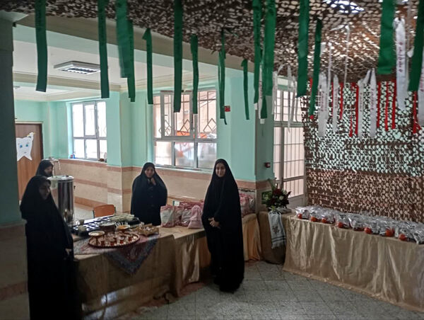 جلوه‌هایی از انس و ارادت دختران دانش‌آموز مدرسه انقلاب اسلامی۲ قم به شهیدان