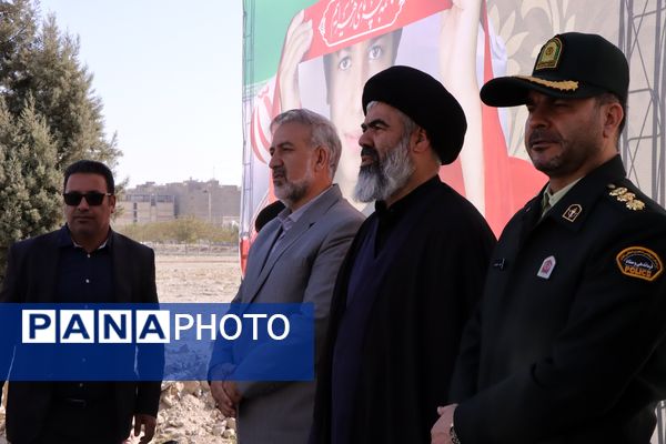 حضور پرشور دانش‌آموزان و مسئولین در راهپیمایی ۱۳ آبان در ناحیه یک بهارستان