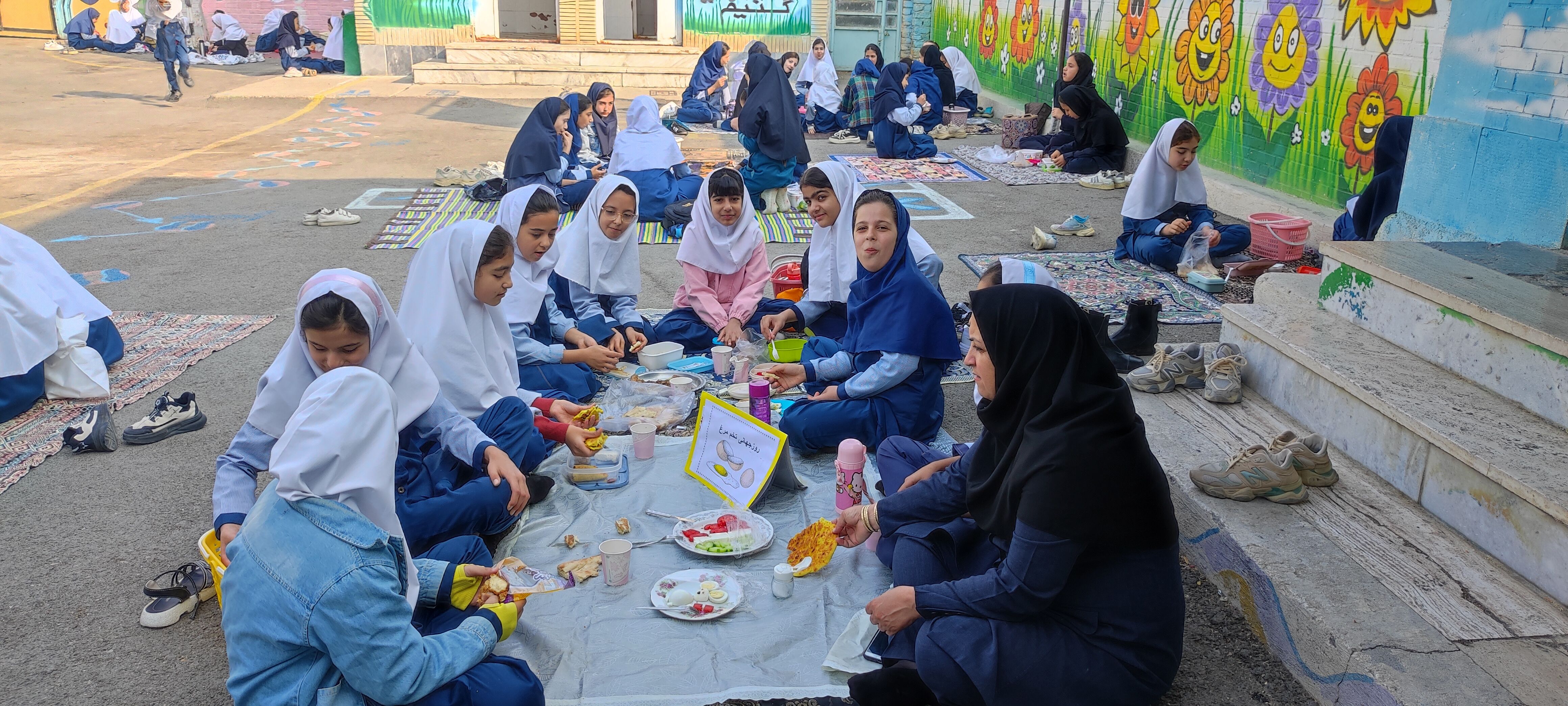 صبحانه سلامت و روز جهانی تخم مرغ در مدرسه شهید خاقانی شهرستان شیروان