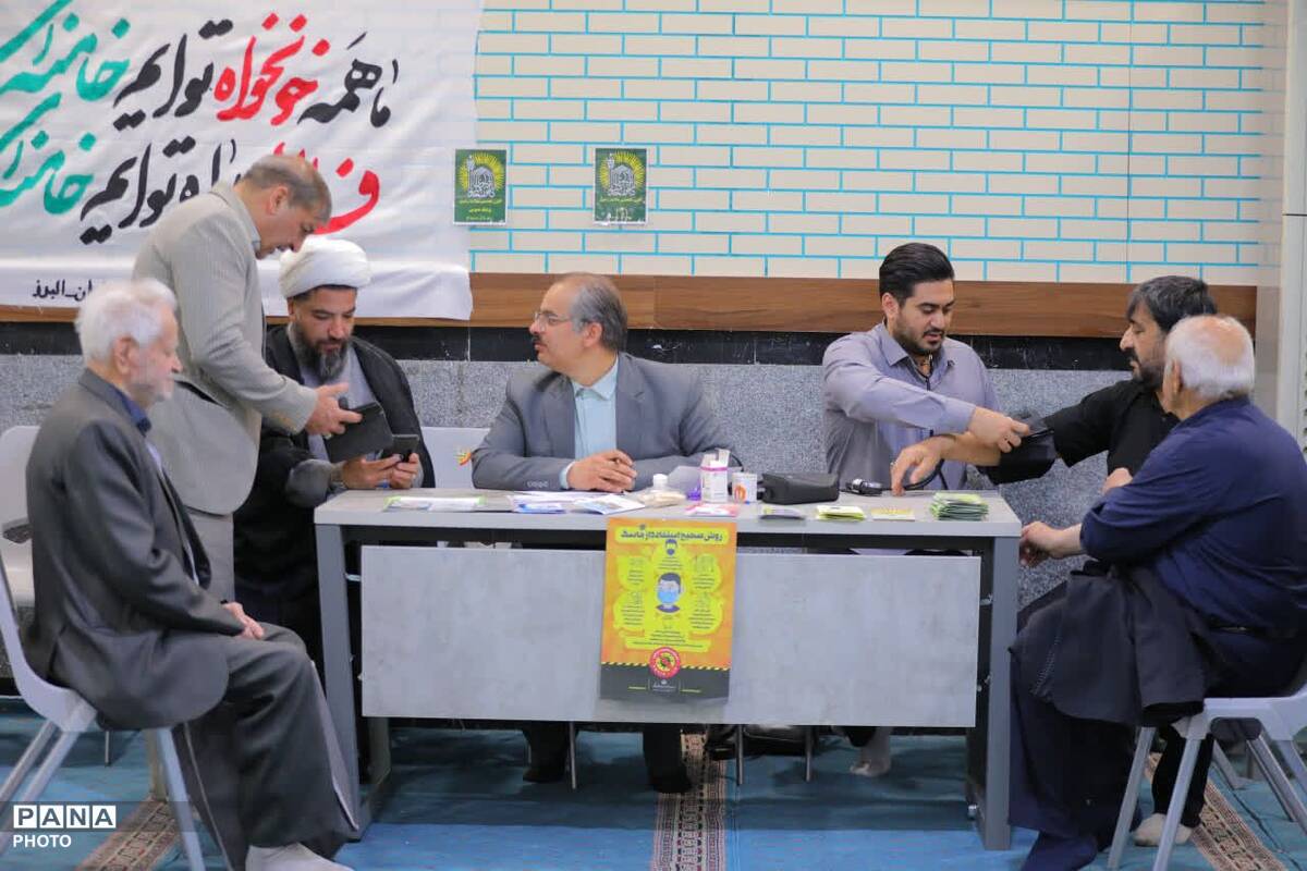 میز خدمت؛ پل ارتباطی مسئولان و مردم در نماز جمعه شهرستان ساوجبلاغ