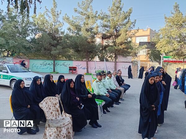 دبستان شاهد شهید عامل میزبان جمعی از نیروهای انتظامی به مناسبت هفته نیرو انتظامی