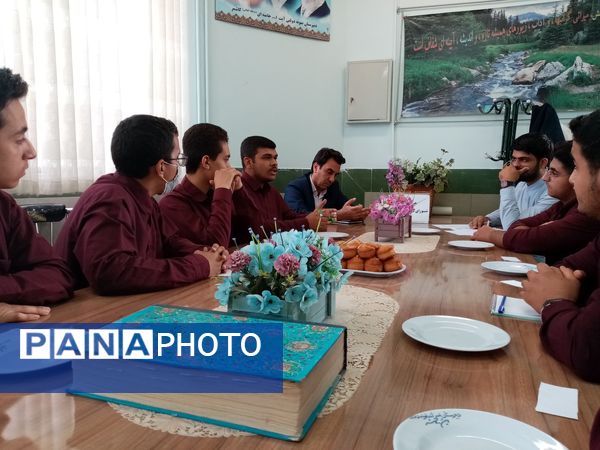 اولین نشست شورای دانش‌آموزی دبیرستان نمونه آیت الله خامنه‌ای کاشمر 