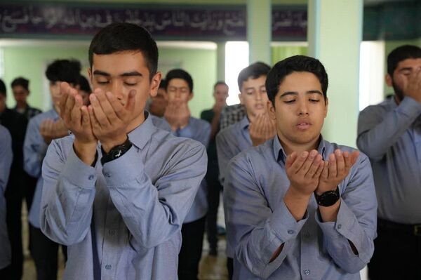 دیدار صمیمی امام جمعه فردیس با معلمان و دانش‌آموزان دبیرستان کاشانی‌پور