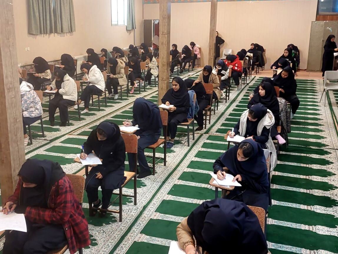 امتحانات ترم اول در دبیرستان دخترانه انیس خوش قدم 