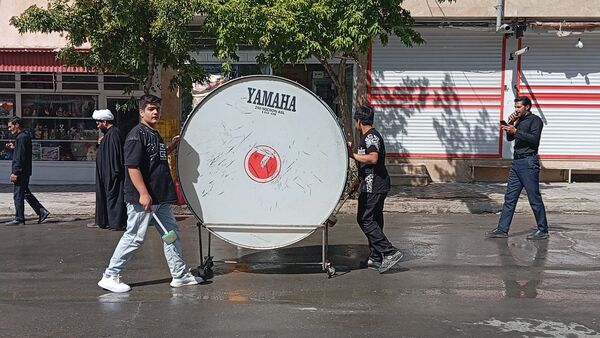 خیابان‌های بن، رنگ ماتم گرفت: تشییع نمادین پیکر امام هشتم