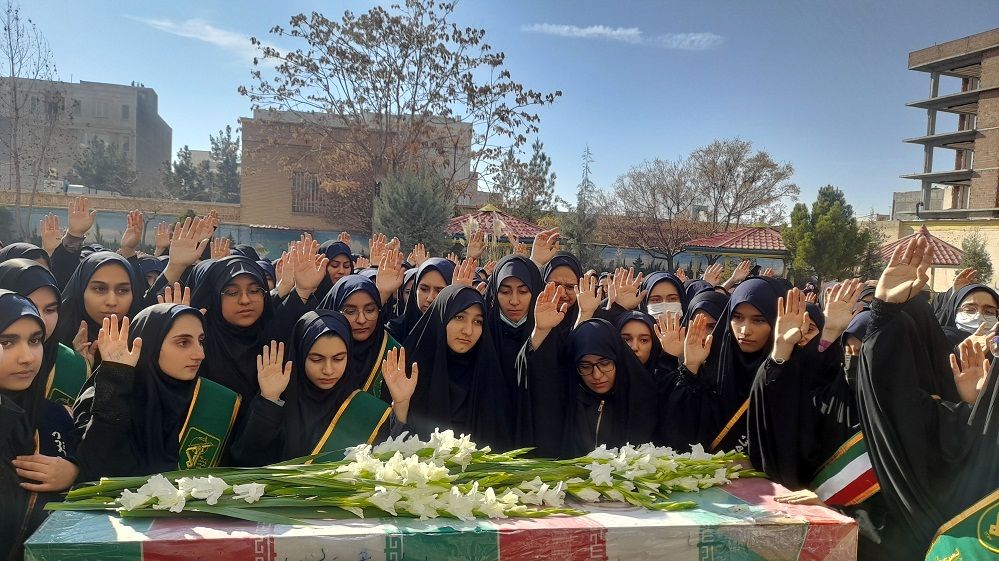 تشییع شهید گمنام 17ساله در دبیرستان شاهد عصمت ناحیه سه کرج 