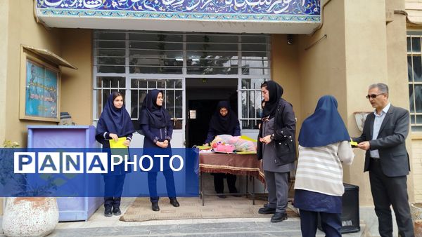 تقدیر از دانش‌آموزان برتر دبیرستان پیرایش نیشابور