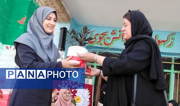 آیین سپاس معلم به مناسبت هفته گرامیداشت مقام معلم توسط دانش آموزان منطقه پردیس