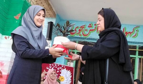 آیین سپاس معلم به مناسبت هفته گرامیداشت مقام معلم توسط دانش آموزان منطقه پردیس