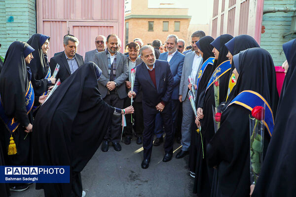 آیین نواختن گلبانگ انقلاب اسلامی با حضور وزیر آموزش و پرورش