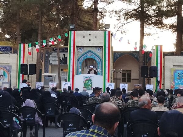 غبارروبی و عطرافشانی گلزار مطهر شهدا در نیشابور 