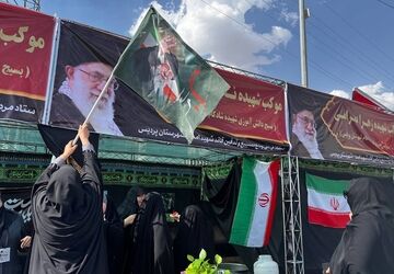 خدمت‌رسانی موکب‌های آموزش و پرورش پردیس در کنار دیگر نهادها به شرکت‌کنندگان در تشییع رهبر شهید