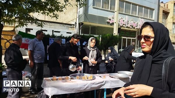 گذری بر فعالیت موکبی در بلوار جمهوری نیشابور در پیاده روی جاماندگان اربعین حسینی نیشابور‌ 