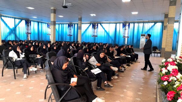کارگاه مشاوره تحصیلی در مدرسه حضرت زینب (س) شهرستان اسدآباد 
