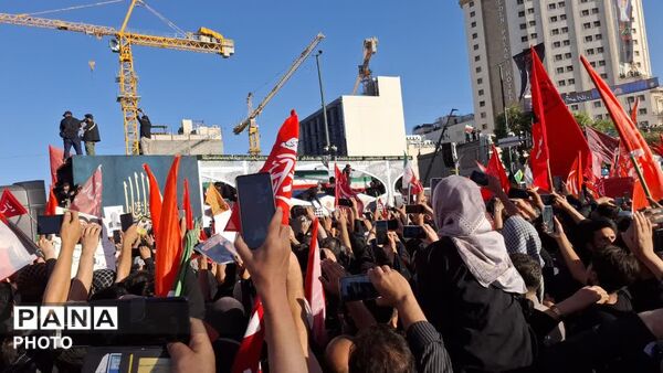 خروش مردم ایران زمین در مشهد مقدس برای وداع با رهبر شهید انقلاب