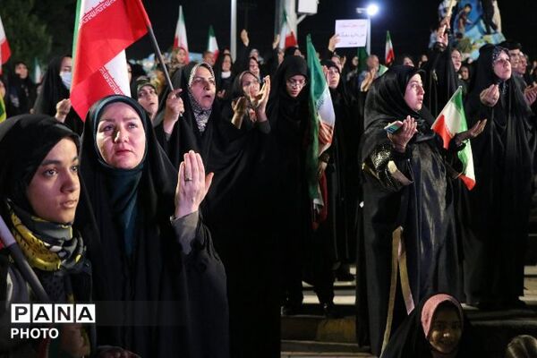 حضور بازماندگان ناوشکن دنا؛در میدان شهید آیت الله خامنه ای وتجلیل از ایثارگری مدافعان وطن