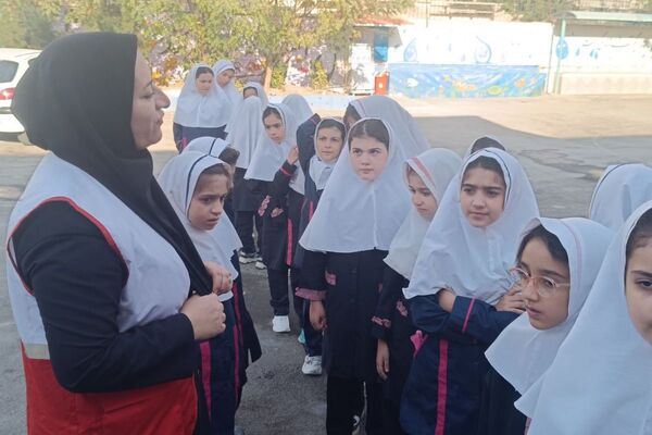 حضور نیروهای هلال احمر در دبستان هدی۱ به مناسبت هفته پدافند غیرعامل