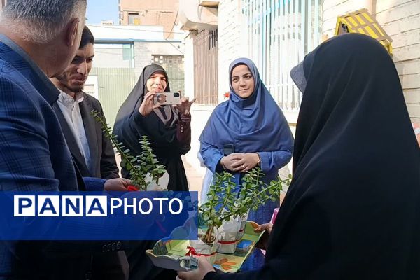 نمایشگاه دستاوردهای دانش آموزی در دبستان دخترانه وحیدکیهانی ناحیه یک شهرری