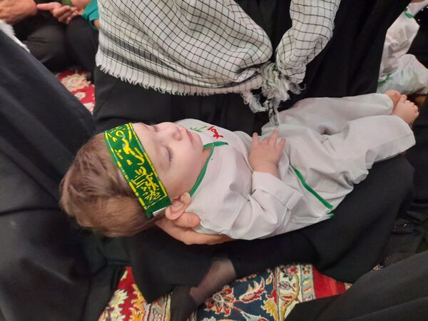 مراسم شیرخوارگان حسینی در تکیه ابوالفضلی روستای دهنو 