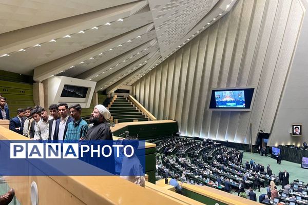 بازدید دانش آموزان دبیرستان نمونه آیت‌الله خامنه‌ای کاشمر از مجلس شورای اسلامی