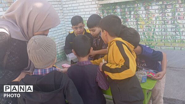 برپایی بازارچه دانش آموزی در شهرستان کاشمر 