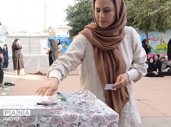  حضور پرشور اولیای دبستان رحمانی فرد در انتخابات انجمن اولیا و مربیان