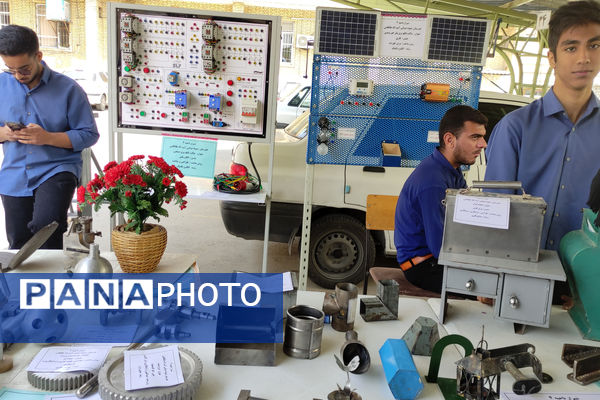 نمایشگاه آثار هنری هنرستان‌ها به‌مناسبت هفته مشاغل 