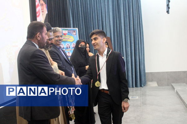 تجلیل از دانش‌آموزان تراز انقلاب اسلامی استان بوشهر