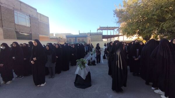 دبیرستان دخترانه حضرت معصومه سلام الله علیها میزبان پیکر شهید گمنام 
