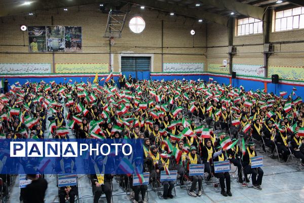 هم‌سرایی هزار نفری دانش‌آموزان یاور انقلاب در اسلامشهر