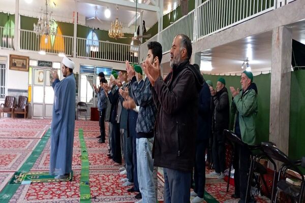 اقامه نماز جماعت باحضور معتکفین در مسجد جامع شهر بار نیشابور 