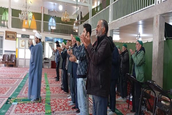 اقامه نماز جماعت باحضور معتکفین در مسجد جامع شهر بار نیشابور 