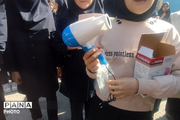 تقدیر از رتبه های برتر درسی در دبستان مریم بهارستان دو