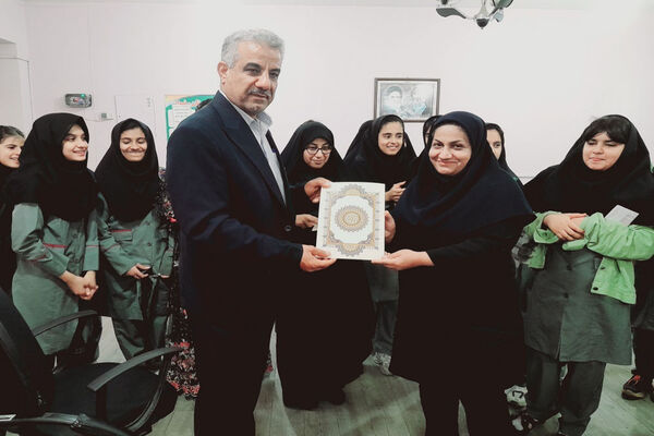 اجرای طرح مدرسه سبز ، انس با قرآن، اهدای کتاب به کتابخانه و تجلیل از فعالان دبیرستان رضوان شهرستان بوشهر
