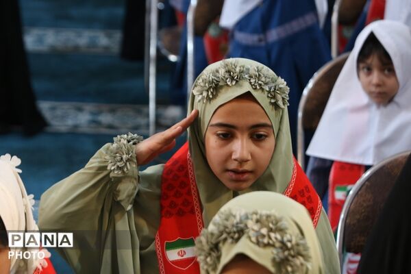 جشن شکوفه‌ها در دبستان ۲۲ بهمن یزد