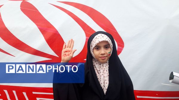 دانش‌آموزان البرزی جشن پیروزی انقلاب را در ۲۲ بهمن باشکوه رقم زدند