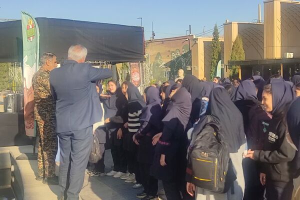 اردوی آمادگی و دفاعی دانش‌آموزان پایه نهم مدرسه فرشتگان در موزه دفاع مقدس