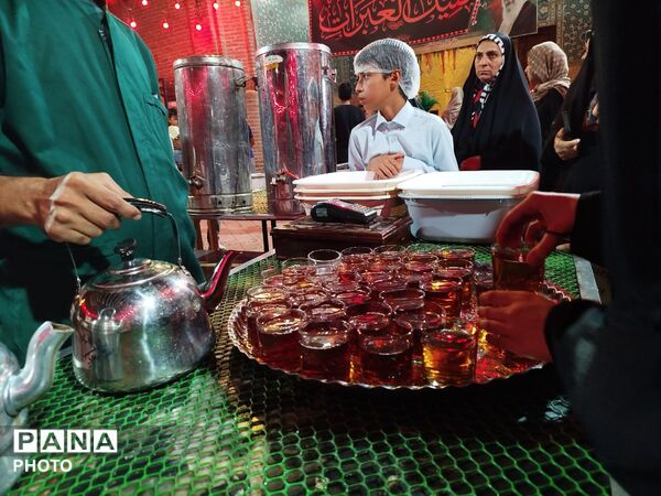 در یاد ۱۶۸ شهید، در خدمت عزاداران؛ حضور پررنگ چایخانه حضرت زهرا در اجتماع ۱۶۸ شب نیشابور