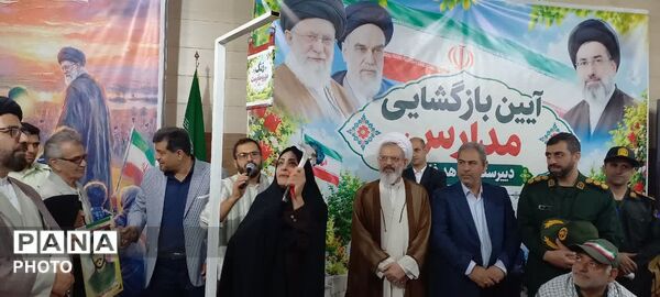 نواخته شدن آیین زنگ مهر و مقاومت  در دبیرستان پسرانه شاهد فاضل فلاورجان
