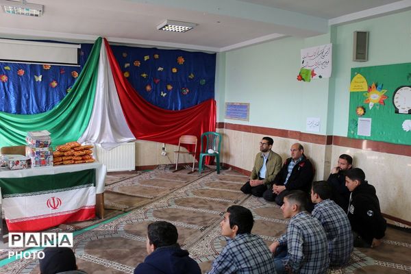 تجلیل از دانش‌آموزان برتر علمی و ورزشی مدرسه ولایت به مناسبت هفته امور‌تربیتی