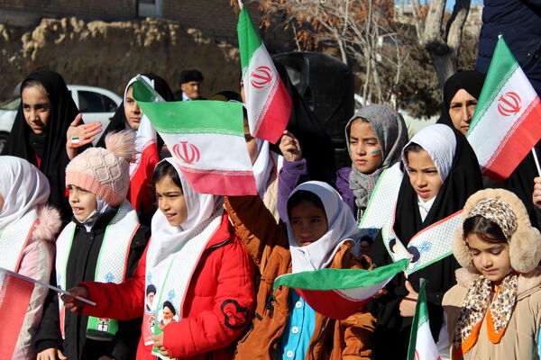 تمثال مبارک امام خمینی(ره) در شهر درق گلباران شد 