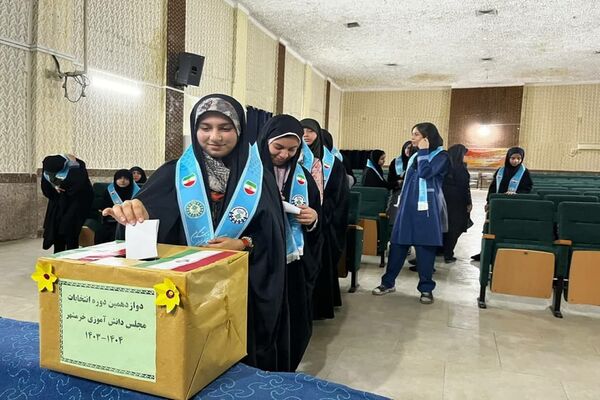 حضور دانش‌آموزان پای صندوق انتخابات هیات‌رئیسه شورای دانش‌آموزی