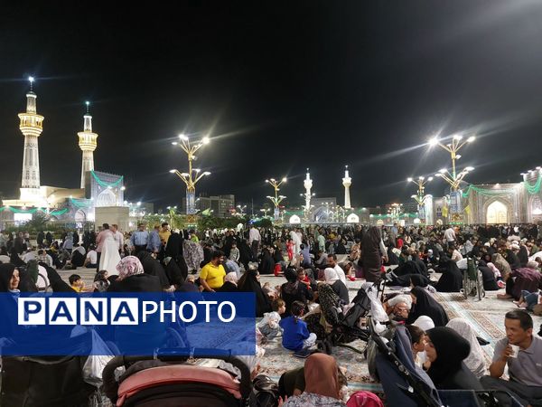 شکوه و سرور در بارگاه منور رضوی در شب ولادت پیامبر اعظم(ص)