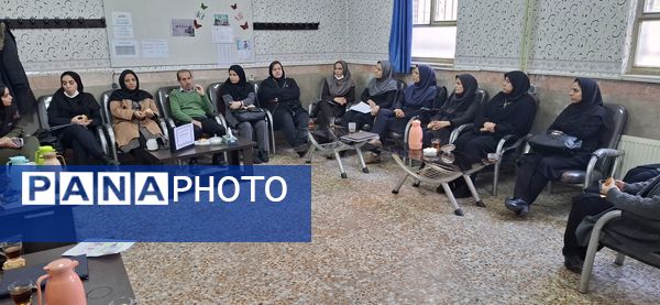 برگزاری کارگاه آموزشی بازی و یادگیری در جمع همکاران دبستان هیات امنایی ملاصدرا 