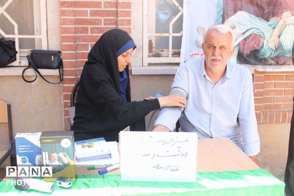 برپایی میز خدمت و ایستگاه پایش سلامتی توسط مراقبین سلامت مدارس