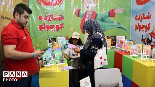 از قصه‌گویی تا رونمایی کتاب؛ نمایشگاهی به یاد کودکان میناب در خیابان حجاب 
