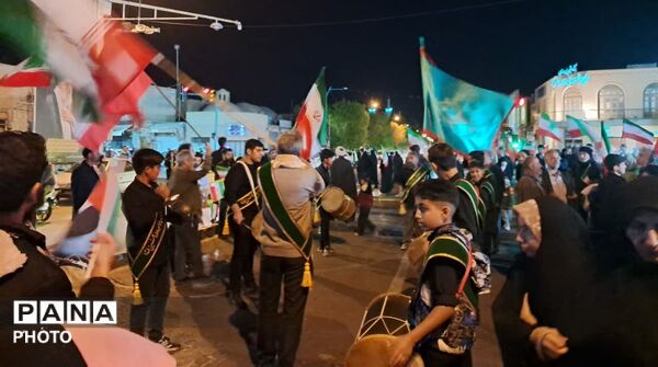 کاروان پیاده در میدان آزادی یزد