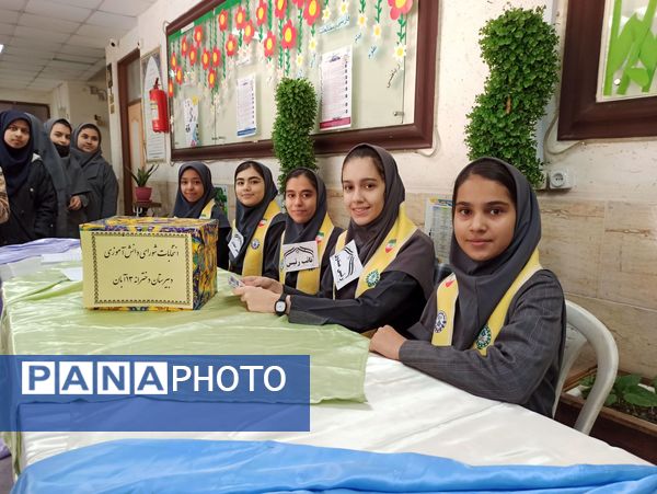 انتخابات شورای دانش آموزی در دبیرستان دخترانه ۱۳ آبان